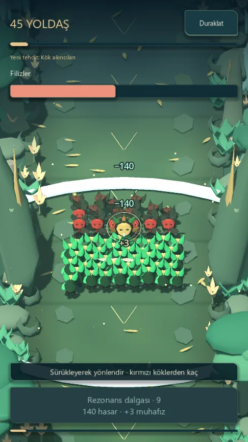 Swarm Kingdoms — first contact: the swarm meets a melee line, with the Resonance pulse charging (Turkish)